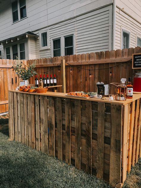 30th Birthday Dinner Party, Dinner Party Outdoor, 30th Birthday Dinner, Diy Pallet Bar, Birthday Party Dinner, Backyard Birthday Parties, Backyard Parties, Outdoors Birthday Party, Birthday Bbq