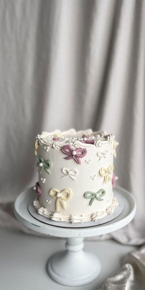 Pretty White Cakes, Birthday Cake With Bow, Birthday Cake With Bows, White Elegant Cake, Bow Cake Design, Bow Cakes Birthday, Cake Images Birthday, Kids Cake Design, White Buttercream Cake