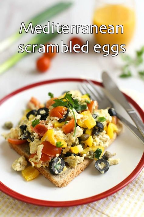 Mediterranean scrambled eggs - an easy, healthy vegetarian breakfast that's packed with flavour! Diet Egg Recipes, Mediterranean Diet Recipes Breakfast, Healthy Vegetarian Breakfast, Healthy Breakfast Diet, Mediterranean Diet Breakfast, Mediterranean Diet Food List, Mediterranean Breakfast, Mediterranean Diet Recipes Dinners, Mediterranean Diet Meal Plan