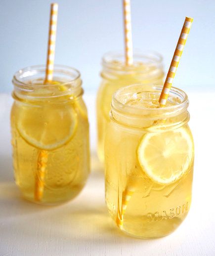 Mason Jar Iced Tea | Instead of breaking out the tea kettle in steamy summer months, brew tea bags in cold water for a naturally sweet (and less-acidic) beverage. Sip the tea straight from the jar, or screw on the lid and pack ‘em up for a picnic. Cold Brew Iced Tea, Dried Peaches, Brew Tea, Peach Ice Tea, Iced Tea Recipes, Hydrating Drinks, Anti Aging Food, Honey Tea, Peach Tea