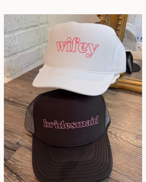 📣 Brides and Bridesmaids 💖 You NEED these trucker hats for your bachelorette trip 🎉👯‍♀️🪩☀️🍾 ✨ Like or comment and I will DM you the link 🛍️🔗 https://kenzkustomz.com/?ref=ChicTrends 🏷️ Use code ChicTrends for 10%off #kenzkustomz #kenzkustomzambassador #truckerhat #bride #bridetobe #bridesquad #bridesmaids #beidesmaidgift #bachelorette #bachelorparty #bacheloretteweekend #bachelorettepartyideas #tildeathdouspart #inmybrideera #inmybridesmaidsera #wifey #bridesmaid Neoprene Bag, White Bridesmaid, Black Bridesmaids, Best Travel Accessories, Weddings By Color, Bachelorette Trip, Bride Squad, Blue Bridesmaids, Pink Mini