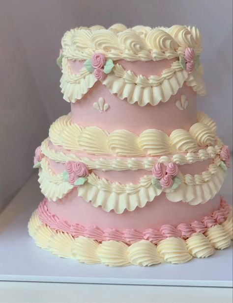 Heart Cake Designs, Vintage Cake Decorating, Vintage Heart Cake, Bolo Vintage, Vintage Birthday Cakes, Vintage Cake Stands, Elegant Desserts, Pretty Dessert, Classic Cake