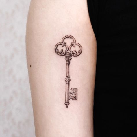 아와 [AWA] (@auua.tattoo) • Instagram photos and videos Old Fashion Key Tattoo, Key Tattoos For Women, Old Key Tattoo, Vintage Key Tattoos, Antique Key Tattoos, Small Key Tattoos, Lock Key Tattoos, Tattoo Key, Tattoos For Women Unique