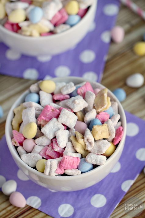 These Easter Muddy Buddies are a fun seasonal twist on a classic treat. Perfect for a snack or dessert, this will quickly become one of your favourite puppy chow recipes! Easter Muddy Buddies, Yummy Easter Desserts, Muddy Buddy, Easy Easter Treats, Easter Bunny Cupcakes, Easy Easter Desserts, Puppy Chow Recipes, Easter Snacks, Easter Desserts