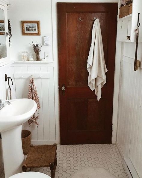 Farmhouse Bathroom Remodel, Vintage Bathroom Decor, Half Bathroom, Simple Bathroom, Vintage Bathroom, Farmhouse Bathroom, Small Bathroom Remodel, Cool Stuff, Remodel Ideas