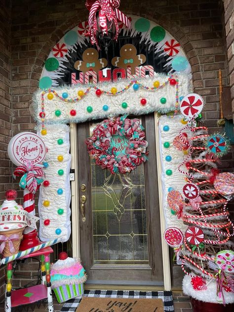 Candyland Porch Decorations, Indoor Christmas Archway Decor, Large Diy Christmas Yard Decorations, Candyland Outdoor Christmas Decor, Candy Christmas Theme, Candy Cane Outdoor Decorations, Outside Gingerbread House Decorations, Christmas Gingerbread House Decorations, Fake Candy Decorations Diy