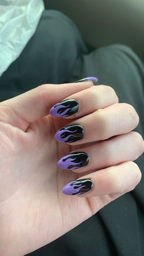 black almond nails with purple flames at the tips Nails Black Flames, Black And Purple Short Nails, Black And Purple Gel Nails, Black And Purple Nails Short, Lilac And Black Nails, Dark Purple Nails Short, Purple Checkered Nails, Almond Nails Designs Black, Purple Flame Nails