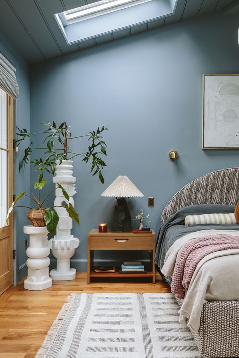 Guest Bedroom Blue Walls, Bedroom Blue Ceiling, Blue Paint Bedroom, Small Blue Bedroom, Blue Primary Bedroom, Emily Henderson Bedroom, Paint Bedroom Ideas, Blue Walls Bedroom, Blue Ceiling Bedroom