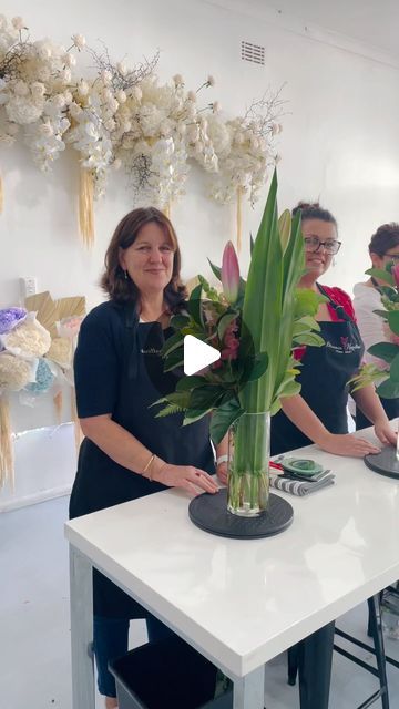 Front Desk Flower Arrangement, Wide Mouth Vase Arrangement, Tall Flower Arrangements For Home, Bathroom Flower Arrangements, Gladiolus Flower Arrangements, Tall Vase Flower Arrangements, Flower Arrangements In Vase, Long Lasting Flowers Arrangements, Large Vase Arrangements