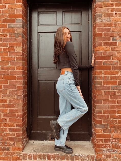 Doc Marten Boots With Jeans, Jeans And Dms Outfit, Poses For Wide Leg Jeans, Wide Leg Pants Poses, Wide Leg Jeans Poses, Doc Martin Jeans Outfit, Wide Leg Jeans And Combat Boots, Doc Martens Outfit With Jeans, Doc Martens Wide Leg Pants