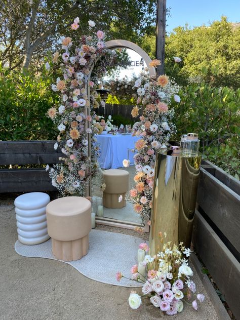 Bridal Shower Decor Backdrop, Bridal Expo Booth Ideas Florist, Floral Decor For Wedding, Floral Mirror Decor, Mirror At Party, Fake Florals Wedding, Mirror For Events, Floral Engagement Decorations, Wedding Photo Back Drops