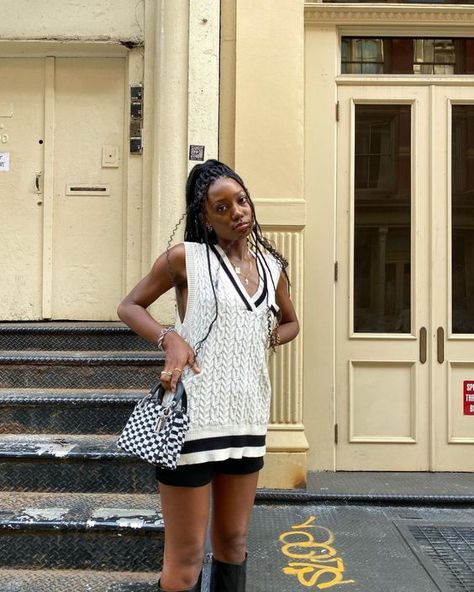 Black And White Sweater Vest, Vest Dress Outfit, Vest Street Style, Spring Style Inspiration, Styling Shorts, Oversized Sweater Vest, White Sweater Vest, Boots Chanel, Styling Boots