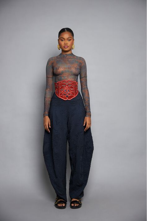 V FRONT High Waist Bodysuit Outfit, Swirl Jeans Outfit, Relaxed Day Outfit, Two Tone Clothes, Styling Pinstripe Pants, Casino Look Women, Fashion Large Bust, New York Alternative Fashion, Art Exhibition Outfit Ideas Winter