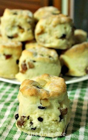 This is the easiest fruit scone recipe EVER! They are delicious for breakfast or just for a snack! thelinkssite.com 3 Ingredient Scones, Fruit Scones Recipe, Baking Scones, Fruit Scones, Future Chef, Scones Recipe Easy, Sweet Breakfast Treats, Scones Easy, Dried Fruit Mix