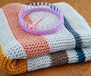 Loom Knit Patterns, Loom Knitting Blanket, Loom Knitting Patterns Free, Loom Knitting Patterns Hat, Knit A Blanket, Loom Blanket, Loom Knitting For Beginners, Round Loom Knitting, Loom Hats