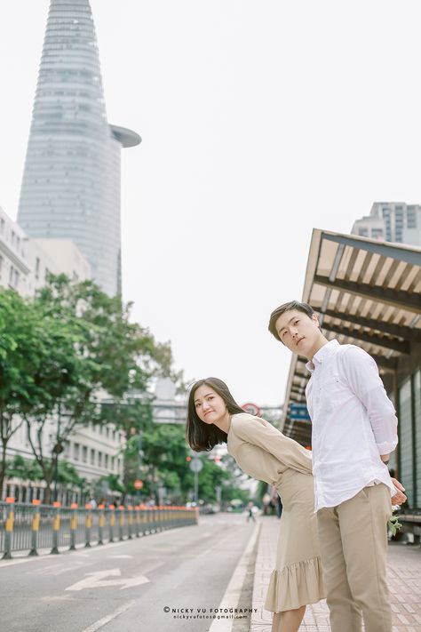 Casual Korean Prewedding, Prenup Photoshoot Ideas Casual Outdoor, Pre Wedding Casual Outfit, Prenup Concept Ideas, Street Prenup Photo Ideas, Fun Prewedding Ideas, Prawedding Konsep Outdoor Casual, Swiss Photoshoot, Casual Prewedding Outfit