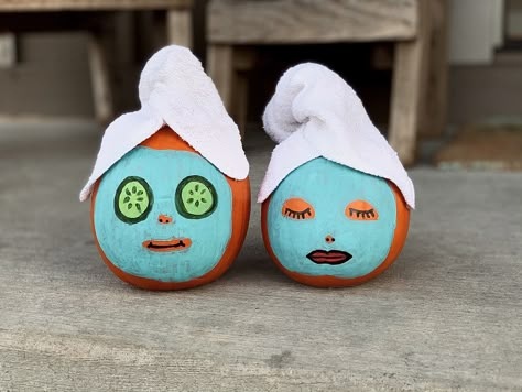 Acrylic paint face mask pumpkins Cute Painted Pumpkin Ideas, Pumpkin Face Paint, Pumpkin Decorating Diy, Halloween Pumpkin Crafts, Creative Pumpkin Painting, Cute Pumpkin Carving, Creative Pumpkin Decorating, No Carve Pumpkin Decorating, Pumpkin Decorating Contest