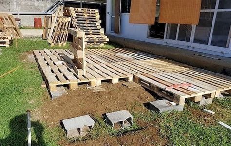 Deck Plans Diy, Pallet Patio Decks, Pallet Deck Diy, Pallet Floors, Boho Deck, Deck Plan, Pallet Patio, Garden Deck, Backyard Seating