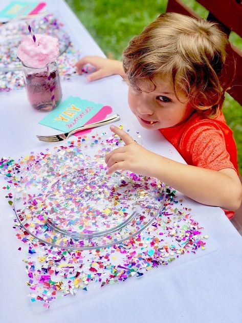 Birthday Placemats Ideas, Diy Placemats For Kids, Confetti Artwork, Confetti Crafts, Birthday Decorations Diy, Placemat Tutorial, Kids Gift Ideas, Dish Design, Diy Placemats