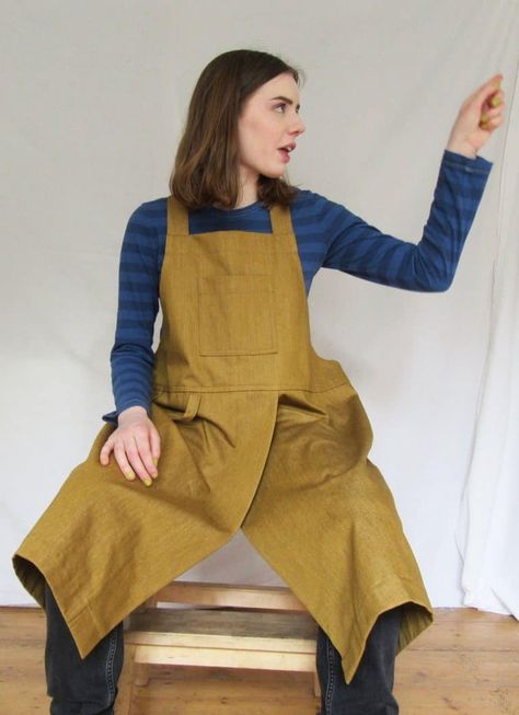 Love... a Japanese pinafore cross-back apron - From Britain with Love Potters Apron, Making Aprons, Cross Back Aprons, Pottery Apron, Apron Craft, Farm Apron, Slow Clothing, Skirt Apron, Customised Aprons