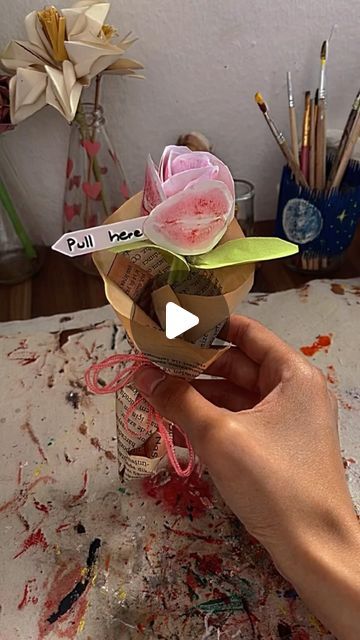 Roseart on Instagram: "Gift ideas (rose of kisses)💋🌹#fyp idea: @m4yxs" Kiss Flower, Kisses Gift Ideas, Kiss From A Rose, Kisses Gifts For Boyfriend, Kisses On Paper Aesthetic Ideas, Kisses On Paper, Kiss From A Rose Seal, Cute Diy For Boyfriend, Anniversary Gifts For Him Diy