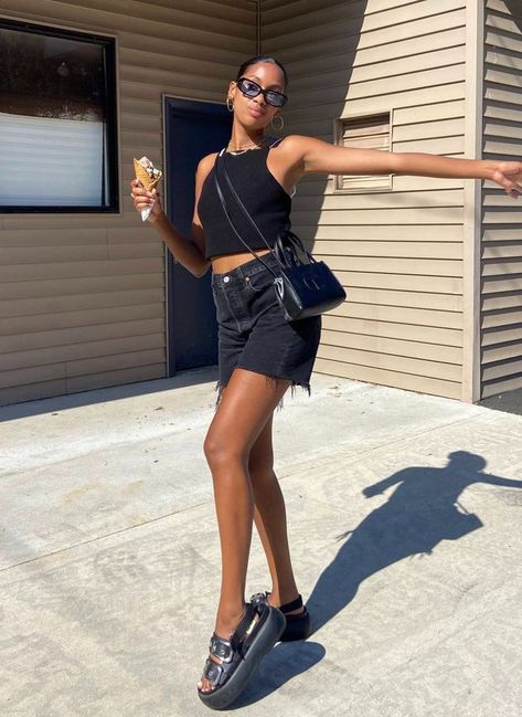 5 Items NYC Fashion People Will Be Wearing This Spring | Who What Wear Black Bermuda Shorts Outfit, Black Jean Shorts Outfit, Casual Festival Outfit, Black Festival Outfit, Look Short Jeans, Bermuda Shorts Outfit, High Waisted Shorts Outfit, Jean Short Outfits, Summer Festival Outfit