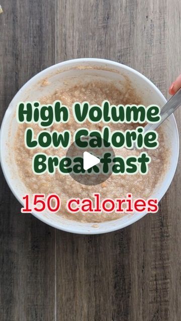 Amy Roskelley | Low Calorie Recipe Creator on Instagram: "𝐇𝐢𝐠𝐡 𝐕𝐨𝐥𝐮𝐦𝐞 𝐋𝐨𝐰 𝐂𝐚𝐥𝐨𝐫𝐢𝐞 𝐛𝐫𝐞𝐚𝐤𝐟𝐚𝐬𝐭! 150 calories, and SO filling!! 7g protein, 19 g carbs, 2 g fat 🌟Egg white oatmeal🌟  I always make this using:  ☑️1/3 cup quick oats ☑️2/3 cup water ☑️1/2 cup liquid egg whites.  Top with: ❤️cinnamon ❤️sugar free syrup.  If you haven't made egg white oatmeal before, I URGE you to start today! The volume is huge and it's so satisfying.  I mix oats with water and cook for 1 minute in the microwave (use a large bowl, because it grows!)  Then, take out and stir.  Stir in liquid egg whites until smooth.  Return to microwave for 30 seconds.  Stir  Return to microwave for final 30 seconds.  Top with low calorie sweet things like cinnamon, sugar free syrups, vanilla extracts, Low Calorie High Protein Oatmeal, Low Cal Oatmeal Recipes, 200 Calorie Breakfast, Yogurt And Oatmeal, High Volume Low Calorie, Low Calorie Oatmeal, Healthy Low Calorie Breakfast, Egg White Oatmeal, 300 Calorie Breakfast