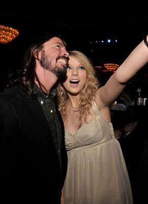 Dave and Taylor Swift Taylor Swift Debut Era, Young Taylor Swift, Taylor Swift Debut, Foo Fighter, Grammy Party, Taylor Swift Web, Hey Jude, Eddie Vedder, Web Photos