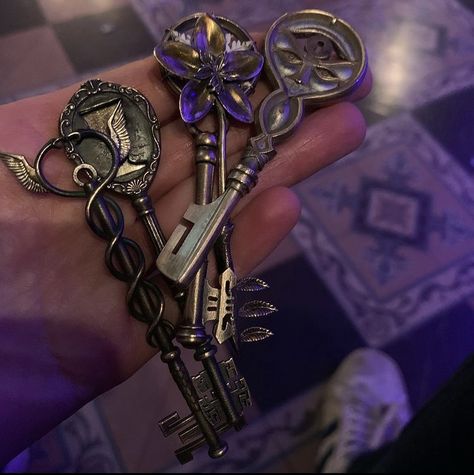 Magic Key Aesthetic, Kinsey Locke Aesthetic, Locke And Key Aesthetic, Skeleton Key Tattoo, Griffin Gluck, Key Tattoo, Unique Key, Old Keys, Magical Jewelry