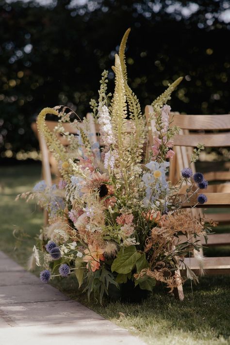 Cottage Garden Flower Arrangement, Meadow Aesthetic Wedding, Country Garden Wedding Flowers, English Cottage Garden Wedding, Garden Wedding Uk, Wild Flower Wedding Arbor, Wild Flower Aisle, Spring Wedding Flowers Uk, Flowers Picnic