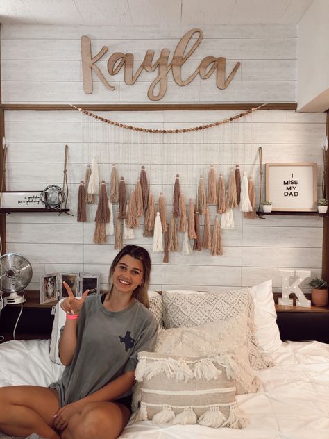 Wooden Dorm Room Ideas, Boho Western Dorm Room Ideas, College Dorm Room Ideas Western, Tan Dorm Room Ideas, Country Dorm Room Ideas, Rustic Dorm Room Ideas, Western College Dorm, Boho Chic Dorm Room, Western Room Decor Bedroom