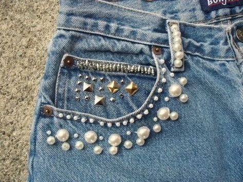 Sawing Idea, Beaded Shorts, Jeans Bordados, Jeans Refashion, Bedazzled Jeans, Dye Jeans, Denim Jacket Outfit, Denim Ideas, Denim Wear