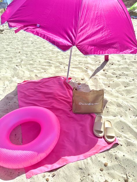 Beach towel, umbrella, floatie and beachbag. Pink beach aesthetics. Sand. Pink and creme aesthetics. Pink Beach Aesthetic, Hens Party Themes, Poolside Outfit, Poolside Party, Beach Pink, Pink Beach, Hen Do, On Beach, Beach Ready