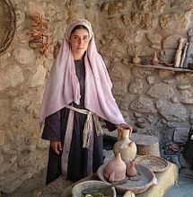 What Sort of Clothing Did People in Jesus’ Time Wear? - Community in Mission : Community in Mission Ancient Jewish Clothing, Jewish Woman Clothing, Bible Clothing, Jewish Clothing, Biblical Clothing, Hebrew Clothing, Biblical Costumes, Nose Jewels, Nativity Costumes