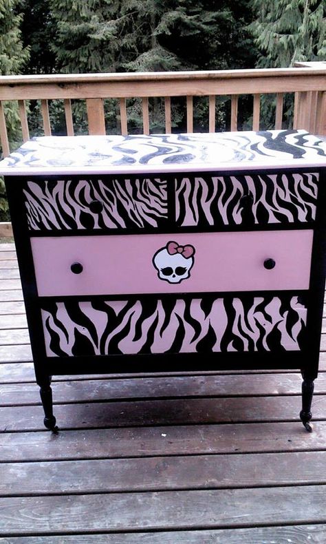 Monster High dresser Monster High Bedroom, Monster High Room, 2000s Room, Scene Room, Grunge Room, Cute Room Ideas, Cute Bedroom Decor, Pretty Room, Dreamy Room