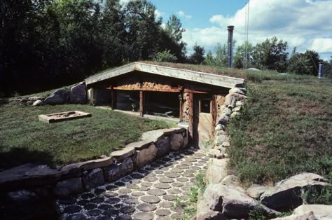 Earth Sheltered Homes, Casa Hobbit, Sheltered Housing, Earthship Home, Earth Sheltered, Living Roofs, Underground Homes, Mother Earth News, Cob House