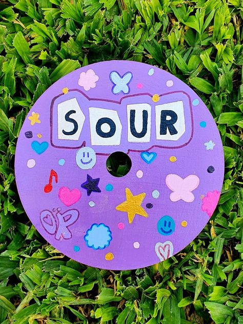 cds pintados Vinyl Record Art Ideas, Sour Album, Cd Idea, Painted Records, Cd Wall Art, Vinyl Art Paint, Cd Wall, Cd Diy, Cd Crafts