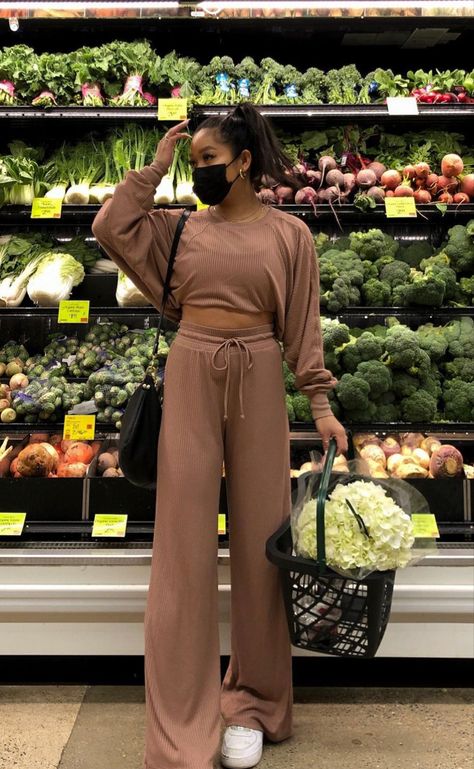 Not my pic Outfits Lazy, Beach Cottage Style, Rainy Day Outfit, Grocery Shop, Airport Outfit, Casual Dinner Outfit, Grocery Shopping, Minimalist Outfit, Feminine Style