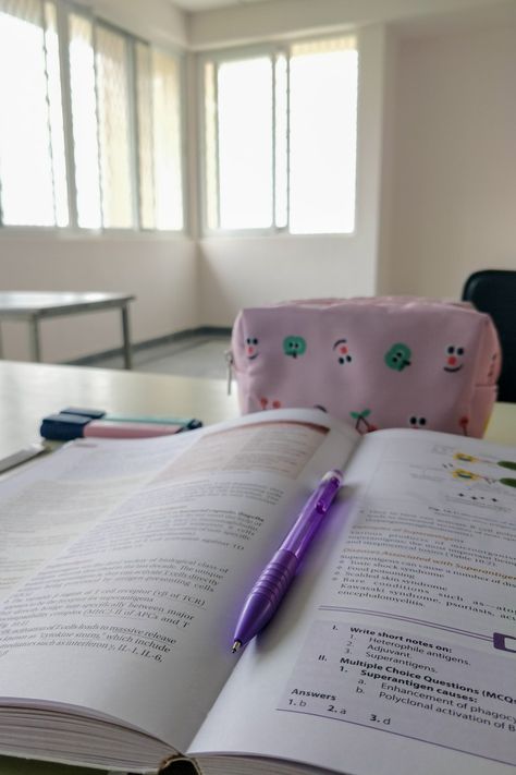 Aesthetic Study Desk Indian, Indian Student Aesthetic, Study Aesthetic Indian, Indian Study Motivation, Indian Study Aesthetic, Med Student Study, Romanticize Academia, Aesthetic Study Desk, Aesthetic Indian