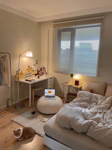 Cozy Beige Bedroom, Pretty Interior Design, Cozy Bedroom Interior, Korean Bedroom Ideas, Makeup Chinese, Graffiti Nails, Aesthetic Room Design, Pretty Girl Aesthetic, Chinese Social Media