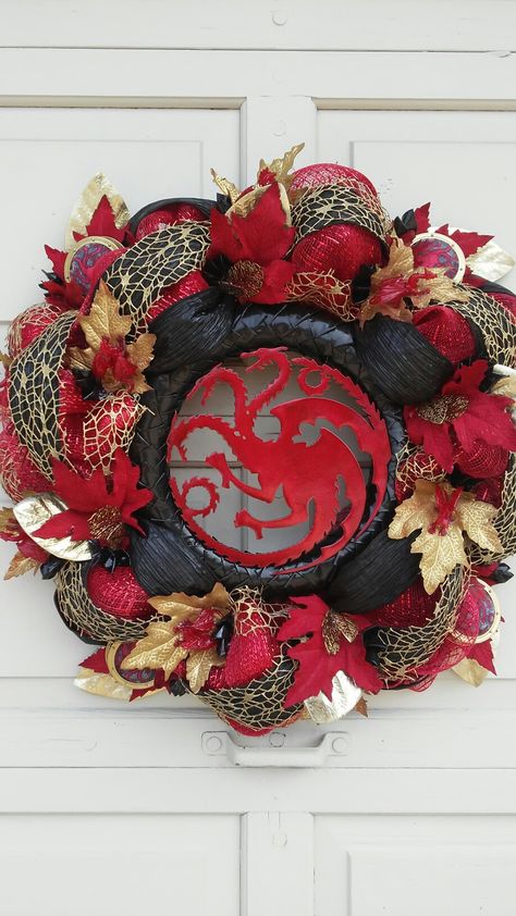 Custom Targaryen house sigil wreath I just finished www.etsy.com/shop/drakecraft Game Of Thrones Wreath, Game Of Thrones Christmas Tree, Nerd Wreath, Game Of Thrones Christmas, Geeky Christmas, House Sigil, Targaryen House, Dragon Tree, Work Wreath