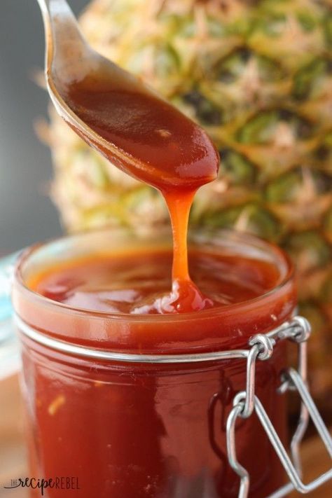 Pineapple Brown Sugar BBQ Sauce - So easy! The perfect sweet and tangy barbecue sauce that's great on chicken, pork, or beef. Marinade Sauce, Gravy Sauce, Bbq Sauce Recipe, Bbq Sauce Homemade, Homemade Bbq, Homemade Sauce, Barbecue Sauce, Caramel Sauce, Pineapple Juice