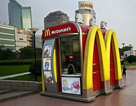 World's smallest McDonald's, Shanghai Mcdonald's Restaurant, Vending Machine, Cool Inventions, Kiosk, Small World, Funny Photos, Shanghai, Piano, Funny Pictures