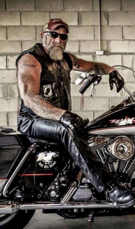 (25) THE MASCULINE auf Tumblr Harley Men, Leather Fashion Men, Bike Leathers, Bear Leather, Mens Leather Clothing, Handsome Older Men, Biker Gear, Motorcycle Men, Biker Outfit