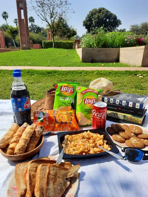 #picnicinspo #aesthetic Picnic Snack Ideas Simple, Indian Picnic Aesthetic, Mini Picnic Ideas, Indian Picnic Food Ideas, School Picnic Ideas, Desi Picnic, Picnic Food Ideas Aesthetic, Solo Picnic, Picnic Date Food