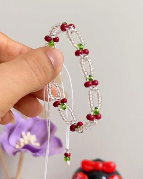 Beaded Cherry Necklace Tutorial, Bracket Ideas Beads, Art On Hand, Cherry Beaded Bracelet, Cherry Bracelet, Ideas Para Pulseras, Handmade Accessories Ideas, Diy Wire Jewelry Rings, Beaded Jewelry Pattern