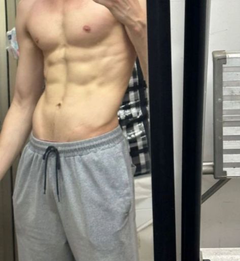 Guy Grey Sweatpants, Men In Grey Sweatpants, Love Handel, Six Pack Abs Men, Perfect Physique, Bad Boy Style, Gym Boy, Cute Guy Pics, Men Abs