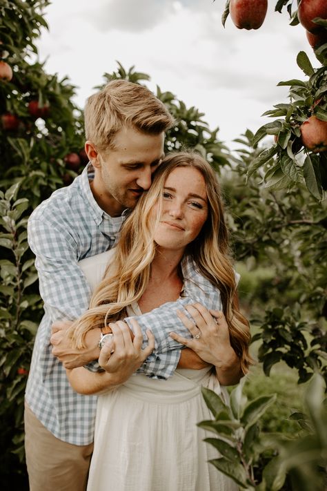 Fall Couple Photoshoot Ideas, Apple Orchard Photography, Apple Orchard Pictures, Fall Couple Pictures, Pumpkin Patch Photoshoot, Fall Couple Photos, Couple Photoshoot Ideas, Fall Couple, Fall Engagement Pictures