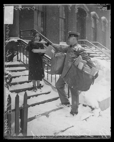 Mail carrier N. Sorenson delivering Christmas mail to Mrs. Florence Webb in Chicago, Illinois, 1929. Photograph by Chicago Daily News. DN-0090217 Vintage Christmas Photos, Going Postal, Old Fashioned Christmas, Old Photographs, Grandma And Grandpa, Christmas Past, Antique Photos, Mail Art, White Photo