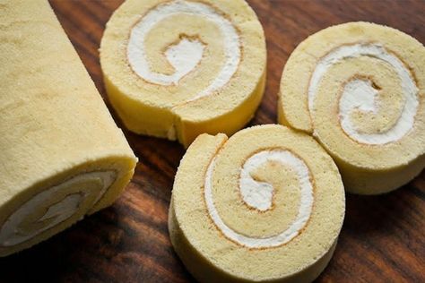 Delicious Vanilla Swiss Roll Recipe Vanilla Swiss Roll Recipe, Vanilla Swiss Roll, Swiss Roll Recipe, Whipped Cream Filling, Sponge Cake Roll, Sponge Cake Filling, Swiss Roll Cake, Cake Roll Recipes, Light Cakes